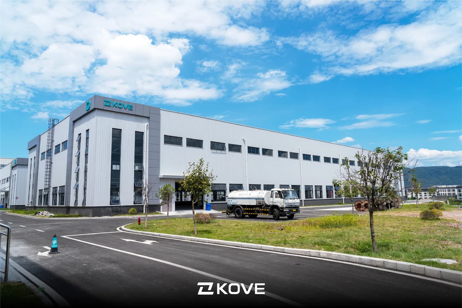 Nave industrial de KOVE, con el logotipo de la marca en la fachada.