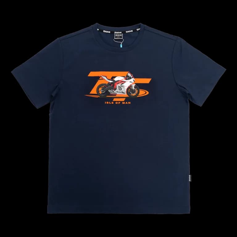 Camiseta azul marino de manga corta con gráfica frontal de una motocicleta deportiva blanca y roja sobre un «TT» naranja y el texto «ISLE OF MAN»