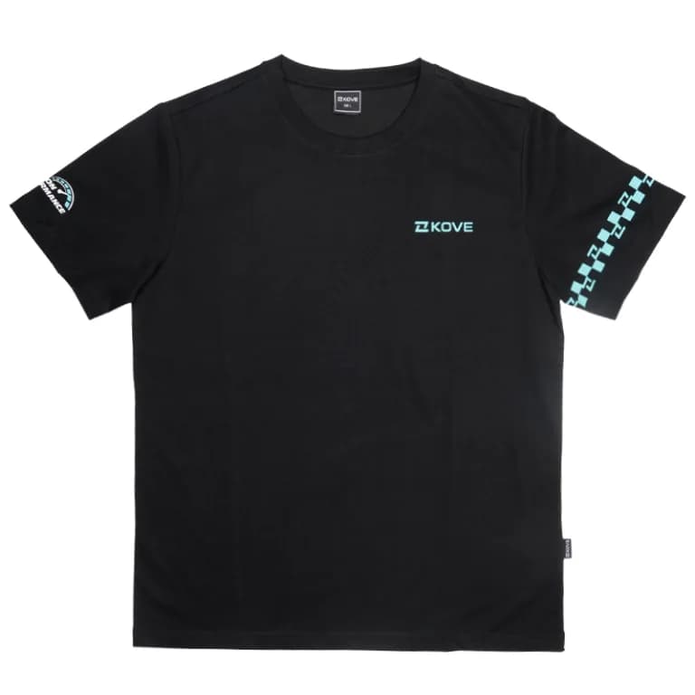 Camiseta negra de manga corta con logotipo KOVE en verde agua en el pecho, franja de cuadros en una manga y parche circular en la otra